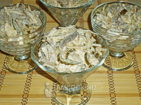Foto da salada inglesa com galinha e cogumelos