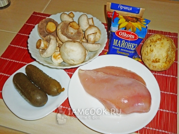 Ingredientes para salada inglesa com frango e cogumelos