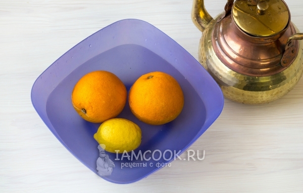 Įpilkite apelsino ir citrinos karštu vandeniu
