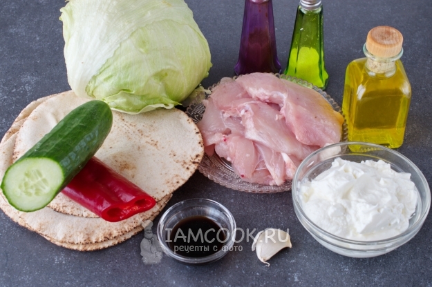 Ingredienser for arabisk pita med kylling og grønnsaker