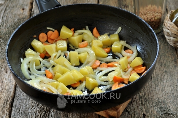 Smażyć cebulę, marchew i ziemniaki