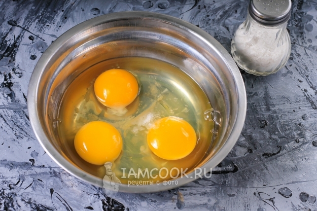 Se toarnă sarea în ouă