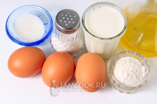 Ingredienser til tynne bestemor pannekaker på melk