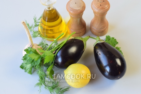 Ingredienser for kokte eggplanter med hvitløk og grønnsaker