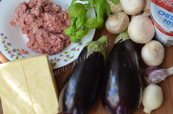 Baklažanų ingredientai su smulkinta mėsa orkaitėje