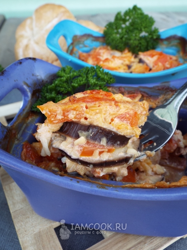 Kant-en-klare aubergines met kaas, knoflook en tomaten in de oven