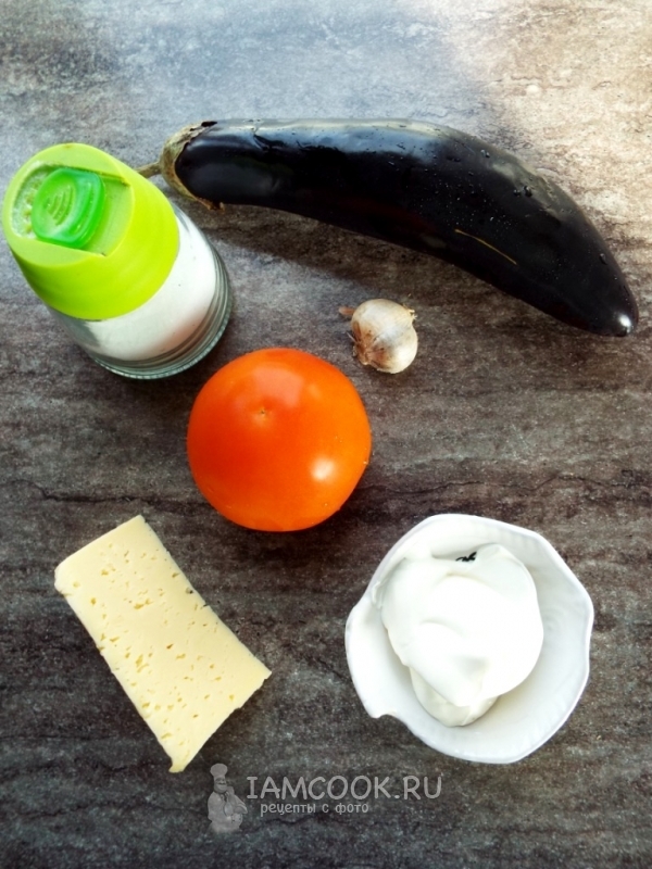 Ingrediënten voor aubergines met kaas, knoflook en tomaten in de oven