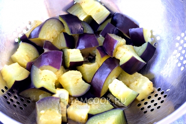 Kast eggplanter i en kolander