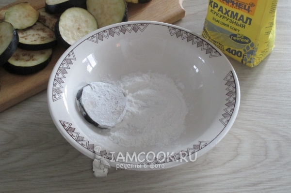 Gulungkan terung dalam tepung