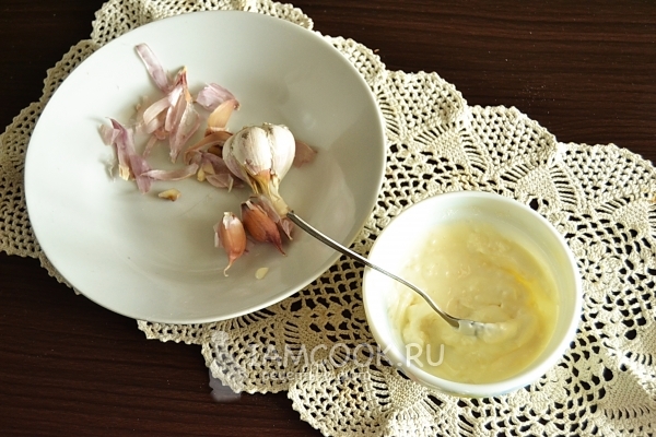 Letakkan bawang putih dalam mayonis