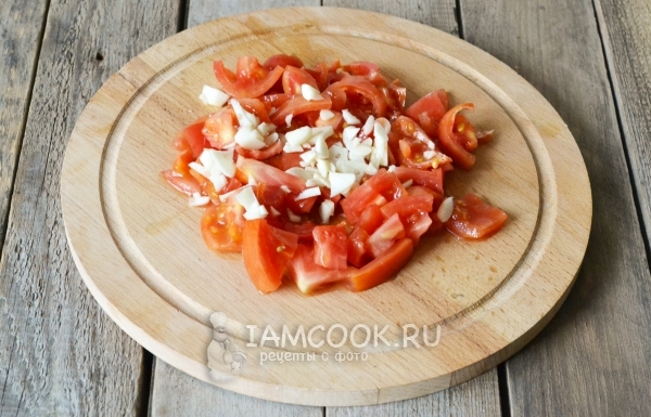Potong tomato dan bawang putih