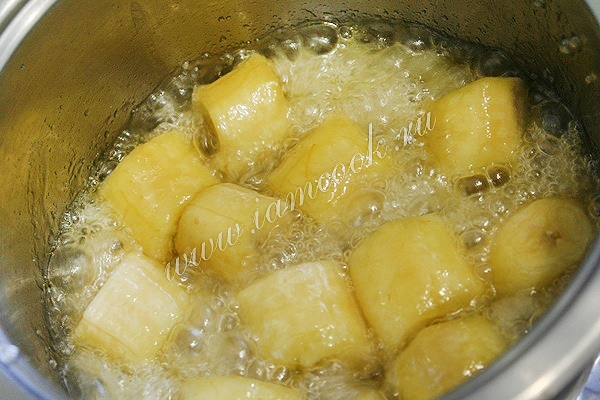 카라멜로 튀긴 바나나에서 간단한 디저트를 준비합니다.