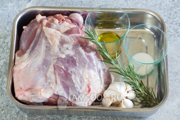Bahan-bahan untuk kambing dengan bawang putih dan rosemary dalam ketuhar