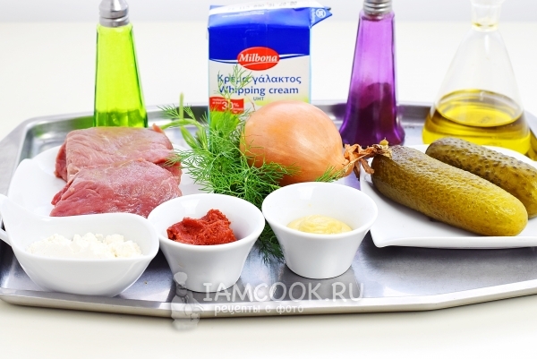 Salatalık turşusu ile sığır straganova için malzemeler