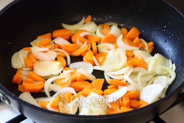 Smażyć cebulę z marchewką