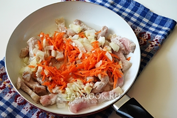 Masukkan bawang dan wortel kepada daging