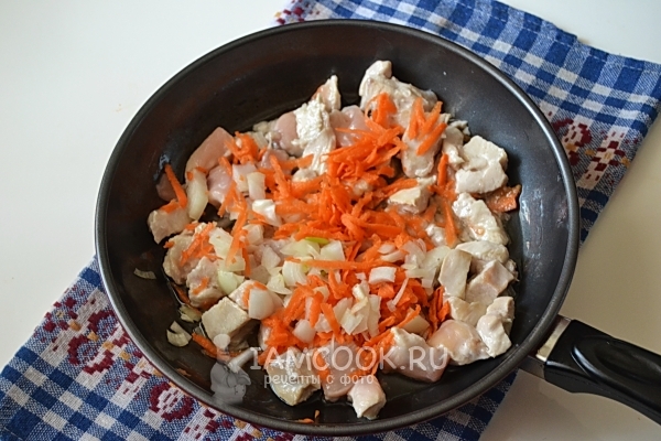 Adicione cenouras e cebolas