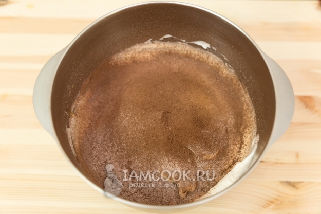Tuangkan dalam tepung dengan koko