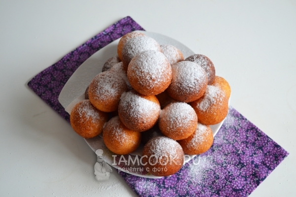 Taburkan donat dengan gula tepung