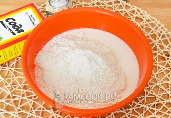 Wlać mąkę kefirową, sodę i sól