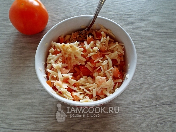 Campurkan bawang putih, keju dan tomato