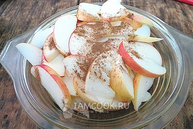 Taburkan epal dengan kayu manis dan gula