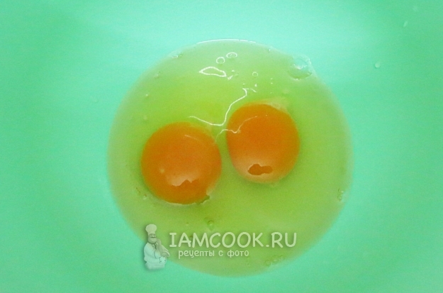 Вадите јаја у посуду