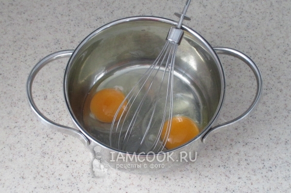 Taburkan telur dengan garam