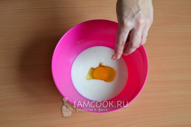 Gabungkan kefir, telur dan vanila