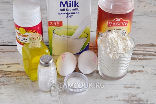 Bahan-bahan untuk pancake nipis pada susu dengan soda