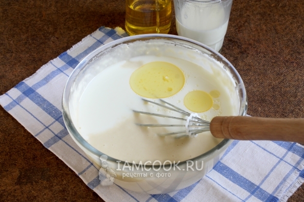 Giet melk en boter in de pan
