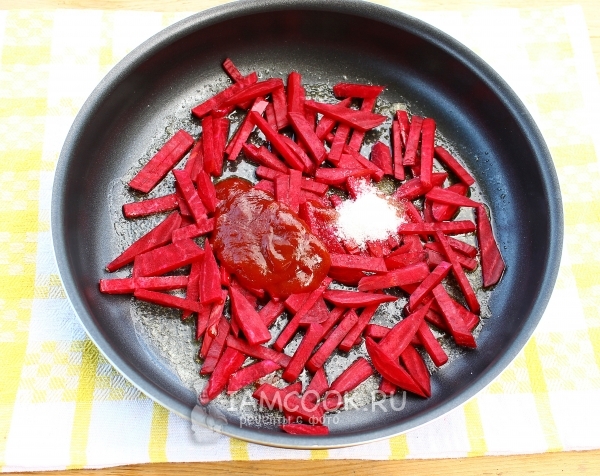 사탕 무우 뿌리에 토마토 페이스트와 설탕을 넣는다.
