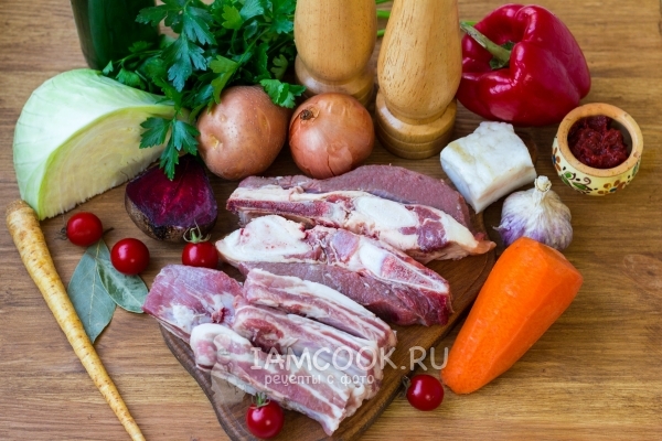 Ingredientes para a sopa de beterraba ucraniana