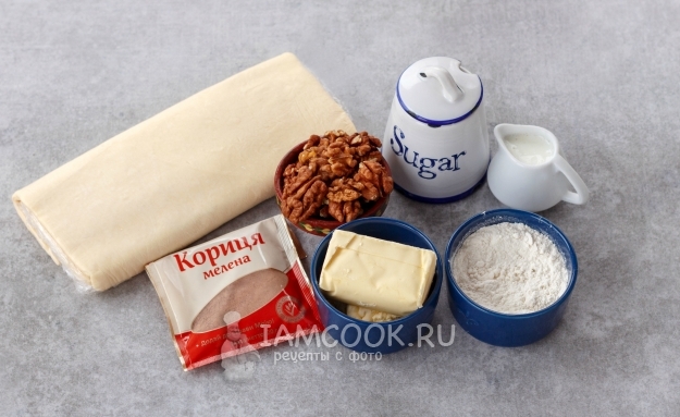 Puf mayalı hamurdan tarçınlı çörekler için malzemeler