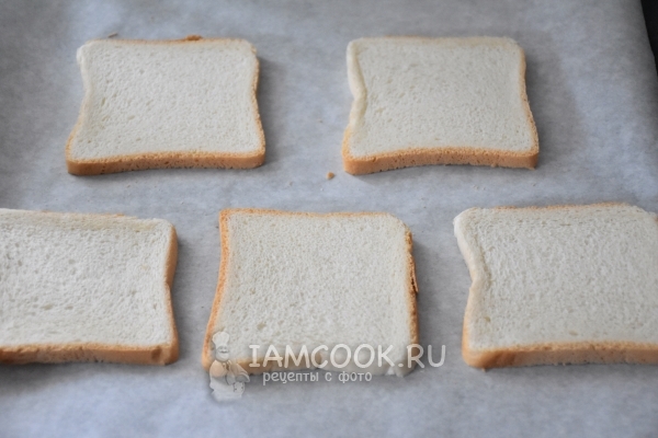 Ставите хлеб на листу за печење