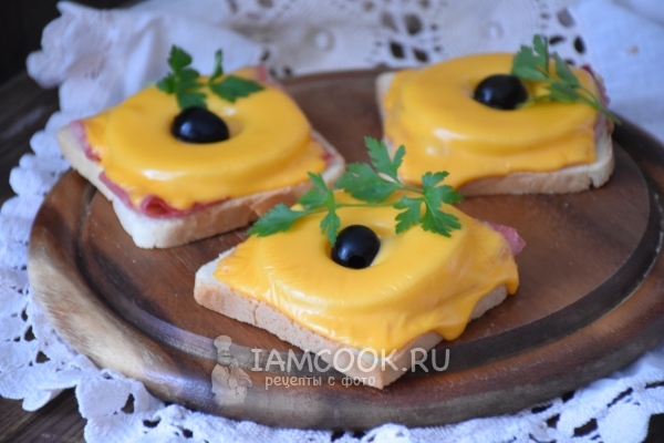 Fotografie de sandvișuri cu ananas, șuncă și brânză