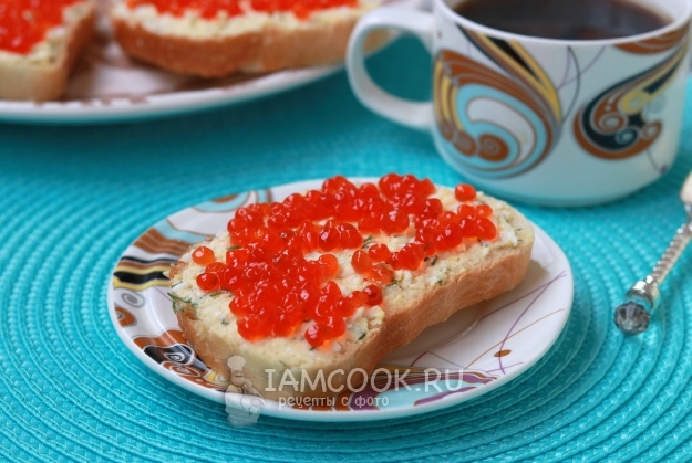 Gambar sandwic dengan kaviar merah, keju dan telur
