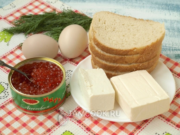 Sumuštiniai su raudonomis ikrais, sūriu ir kiaušiniais