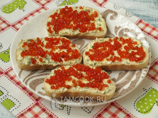 Sedia sandwic dengan kaviar merah, keju dan telur merah