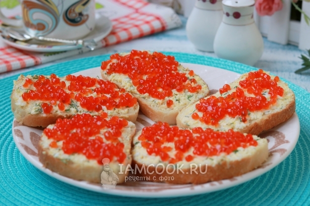 Sandwic lazat dengan kaviar merah, keju dan telur