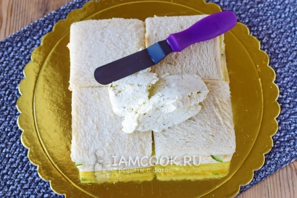 Nałóż na chleb warstwę sera z koperkiem