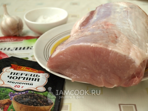 Bahan-bahan untuk daging babi ham babi dalam kerajang dalam ketuhar