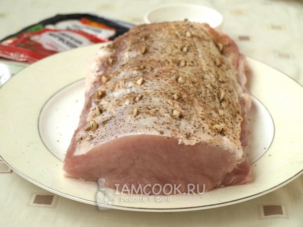 Letakkan bawang putih dalam daging dan ditaburi dengan rempah