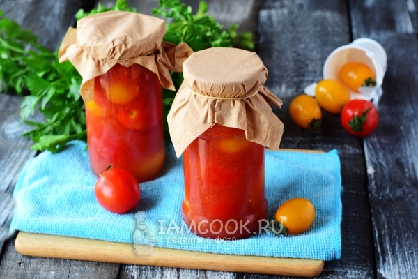 Foto tomato ceri dalam jus anda sendiri untuk musim sejuk