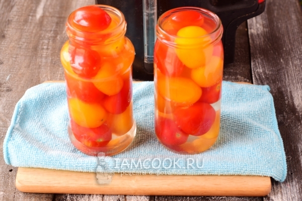 Tuangkan tomato dengan air mendidih