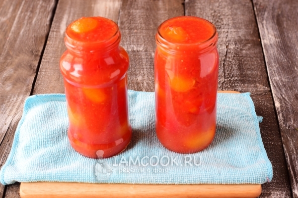 Tuangkan tomato dengan mengisi tomato