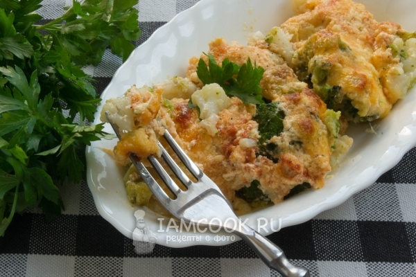Fotografie de conopidă și broccoli coapte în cuptor