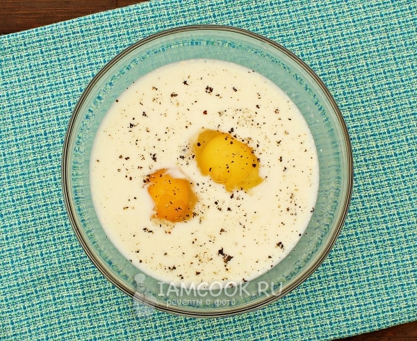 Združite mleko, jajca in začimbe