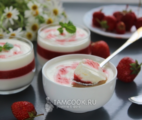 Foto van dessert van aardbei en zure room met gelatine