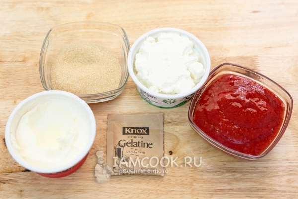 Ingredientes para a sobremesa de queijo cottage e morango com gelatina